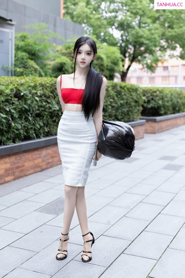   [XiuRen]高清写真图 2024.07.03 No.8794 龙雪儿 丝袜美腿第28张图片
